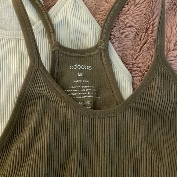 M/L crop tanks - Picture 2 of 2